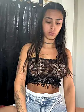 paisitahot1975 online show from September 18, 2025, 2:31 pm