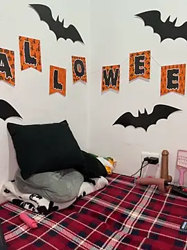 paisitahot1975 online show from October 28, 2025, 11:36 pm