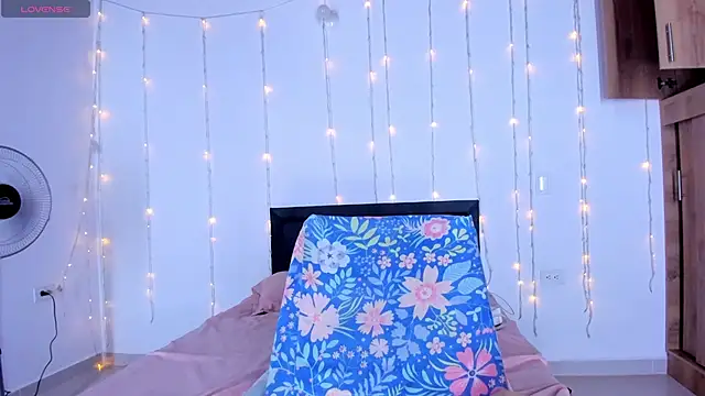 medussa13  online show from February 28, 2025, 1:05 am