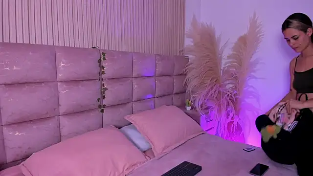 HannaRhodes online show from July 8, 2026, 2:18 pm