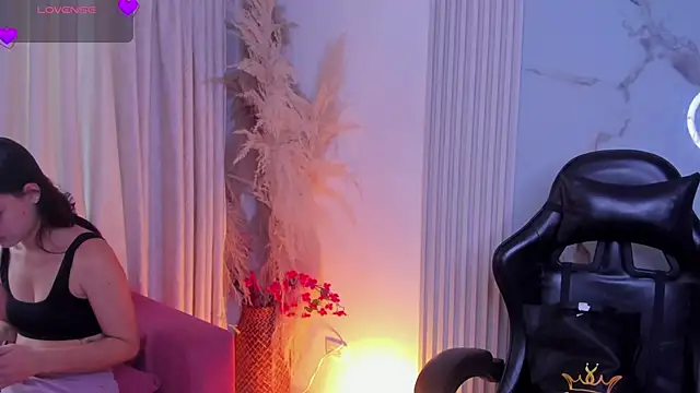 HannaRhodes online show from April 28, 2026, 2:43 pm