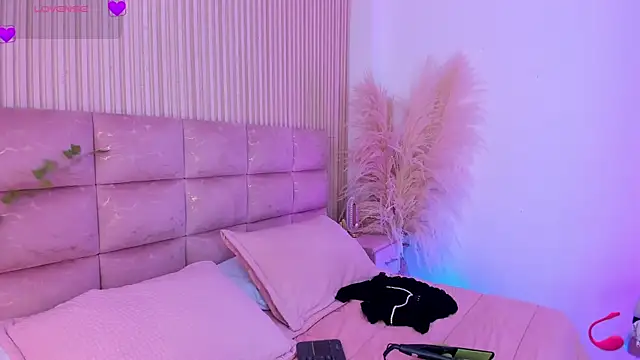 HannaRhodes online show from July 30, 2026, 4:39 pm
