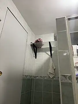 Snapshot of MadelineBenet chatting on March 12, 2026, 5:02 am MadelineBenet online show from March 12, 2026, 5:02 am