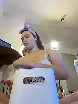 Snapshot of MadelineBenet chatting on March 1, 2026, 9:59 pm MadelineBenet online show from March 1, 2026, 9:59 pm