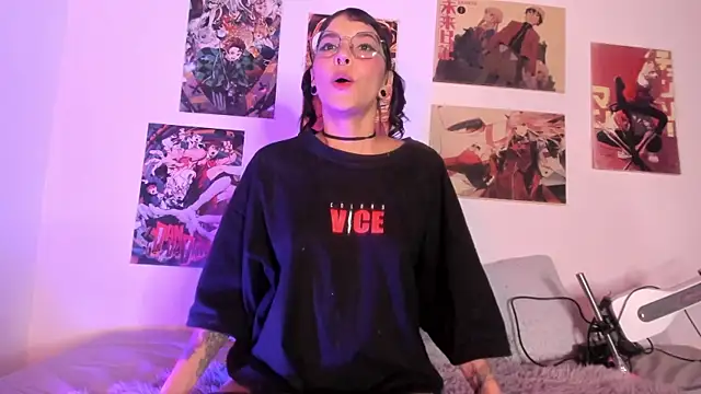 Luna-Chann online show from November 4, 2025, 10:02 pm