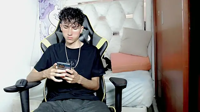 johnny cagee online show from December 1, 2025, 3:40 am