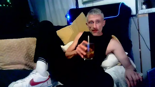 Snapshot of unclestefansdick chatting on September 28, 2025, 12:06 am unclestefansdick online show from September 28, 2025, 12:06 am