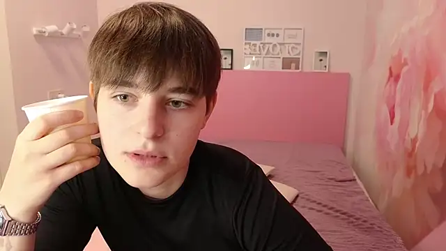 EmiliaYours online show from September 20, 2025, 2:33 pm