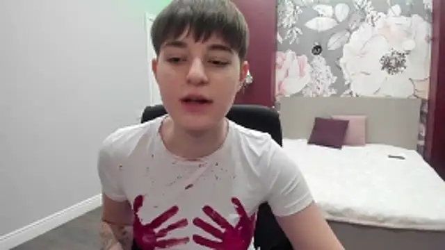 EmiliaYours online show from November 4, 2025, 4:22 pm