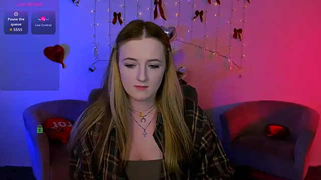 luna berryy online show from May 12, 2026, 7:09 pm