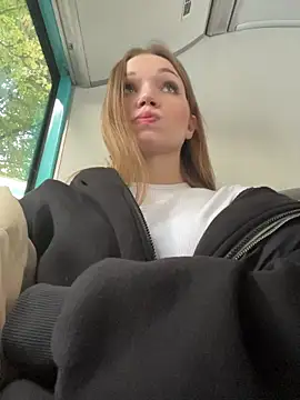 KitteCat online show from October 3, 2025, 2:07 pm