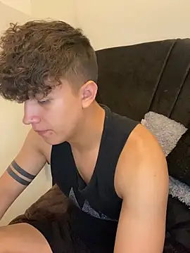 Snapshot of merlyn_00 chatting on January 31, 2025, 8:33 pm merlyn 00 online show from January 31, 2025, 8:33 pm