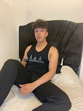 Snapshot of merlyn_00 chatting on December 17, 2024, 8:32 pm merlyn 00 online show from December 17, 2024, 8:32 pm