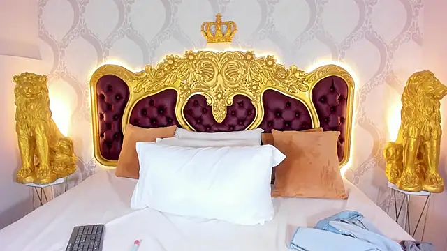 KendralHolson online show from September 12, 2025, 4:45 am