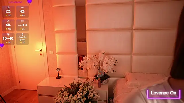 Lilly Colins online show from October 10, 2025, 6:20 pm