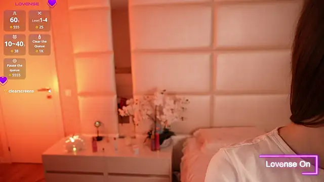 Lilly Colins online show from October 26, 2025, 8:20 pm