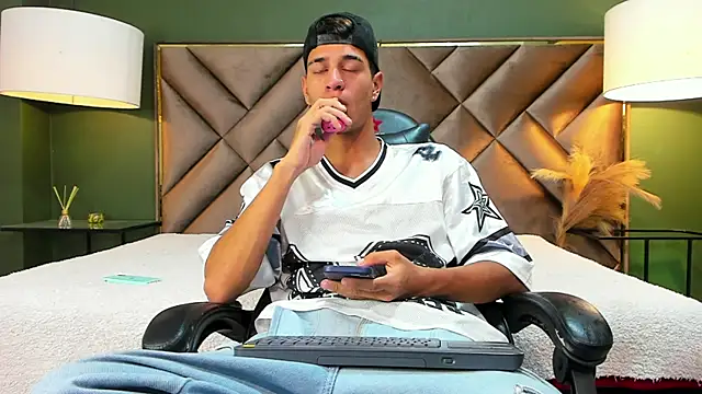 Tyler Rodriguez online show from October 9, 2025, 9:04 pm