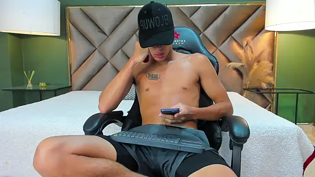 Tyler Rodriguez online show from September 30, 2025, 11:11 pm