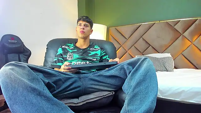 Tyler Rodriguez online show from October 31, 2025, 1:57 am