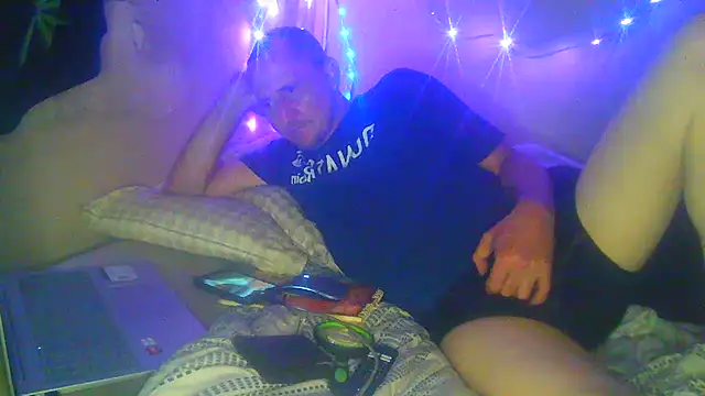 Snapshot of George48 chatting on December 22, 2025, 5:40 am George48 online show from December 22, 2025, 5:40 am