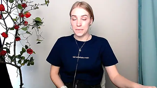 Snapshot of Queen_ofLove chatting on March 17, 2026, 11:46 am Queen ofLove online show from March 17, 2026, 11:46 am