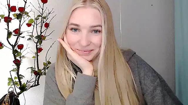 Snapshot of Queen_ofLove chatting on April 9, 2026, 12:33 pm Queen ofLove online show from April 9, 2026, 12:33 pm