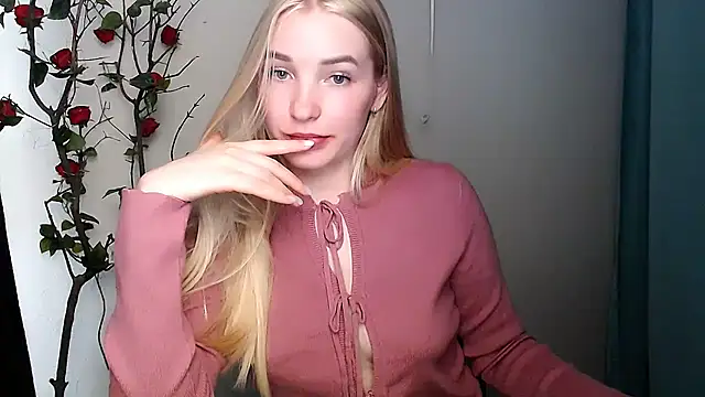 Snapshot of Queen_ofLove chatting on April 6, 2026, 12:39 pm Queen ofLove online show from April 6, 2026, 12:39 pm