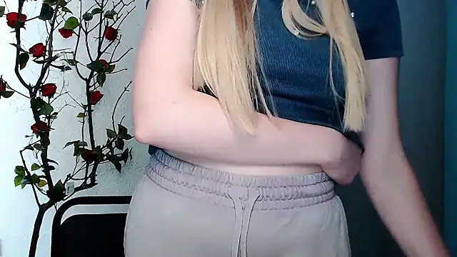 Snapshot of Queen_ofLove chatting on April 1, 2026, 1:41 pm Queen ofLove online show from April 1, 2026, 1:41 pm