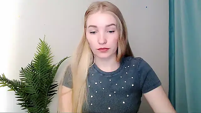 Snapshot of Queen_ofLove chatting on March 20, 2026, 2:40 pm Queen ofLove online show from March 20, 2026, 2:40 pm