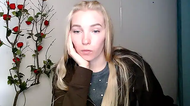 Snapshot of Queen_ofLove chatting on April 8, 2026, 1:56 pm Queen ofLove online show from April 8, 2026, 1:56 pm