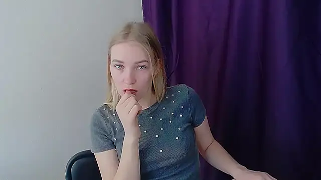 Snapshot of Queen_ofLove chatting on March 31, 2026, 7:43 am Queen ofLove online show from March 31, 2026, 7:43 am