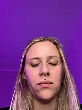 lunawolf21 online show from March 4, 2025, 8:02 am