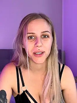 lunawolf21 online show from November 5, 2025, 7:33 am