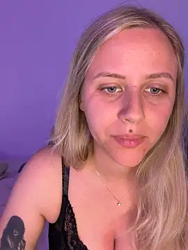 lunawolf21 online show from May 27, 2026, 6:43 am