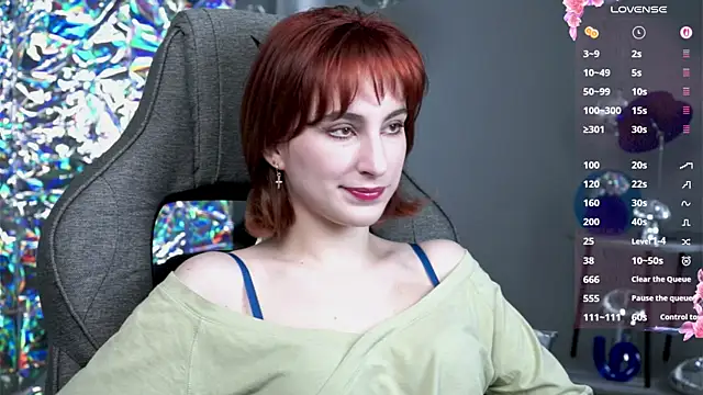 Snapshot of LuxRayi chatting on April 4, 2026, 8:43 am LuxRayi online show from April 4, 2026, 8:43 am