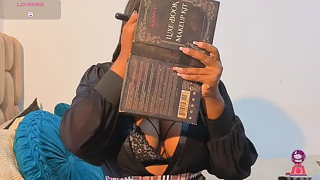 KloheCurvy online show from November 17, 2025, 2:32 pm