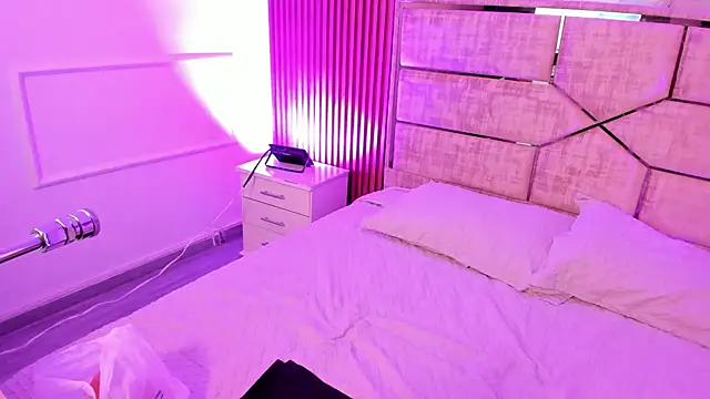 MiiaaMoonroee online show from February 5, 2026, 8:15 pm