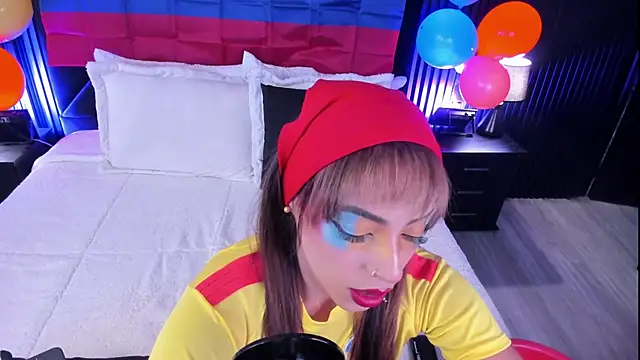 MiiaaMoonroee online show from July 7, 2026, 7:39 pm