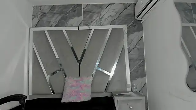 Snapshot of Mia_petite01 chatting on June 6, 2026, 12:05 am Mia petite01 online show from June 6, 2026, 12:05 am