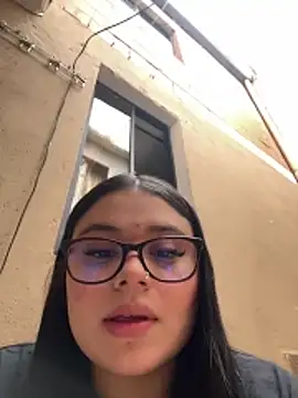 alissonfernandez  online show from May 26, 2026, 6:06 pm