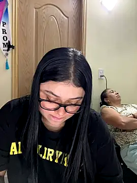 alissonfernandez  online show from December 13, 2025, 8:04 pm