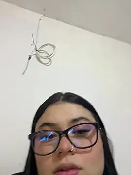 alissonfernandez  online show from May 5, 2026, 10:57 pm