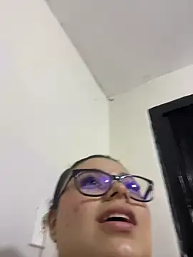 alissonfernandez  online show from May 27, 2026, 8:16 pm