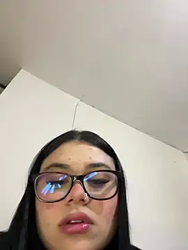 alissonfernandez  online show from April 29, 2026, 11:33 pm