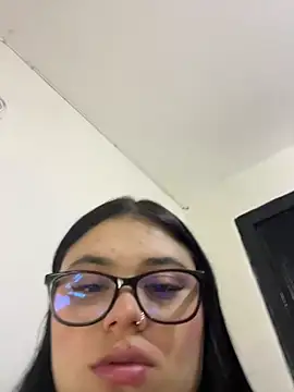 alissonfernandez  online show from April 24, 2026, 10:12 pm