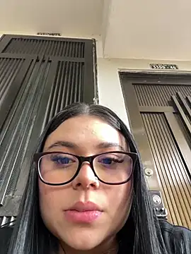 alissonfernandez  online show from May 18, 2026, 8:35 pm