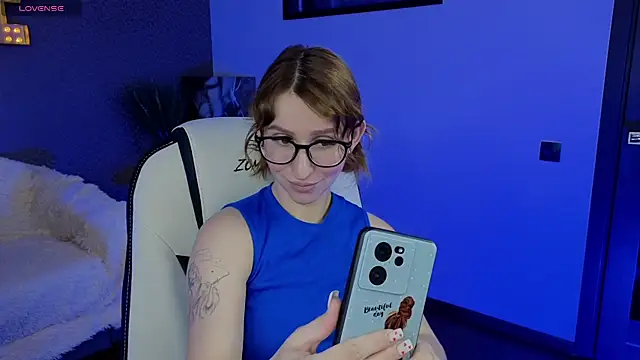 AliceBYKiss online show from March 14, 2025, 12:29 pm