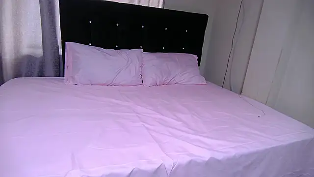 petite paola online show from January 3, 2025, 7:07 pm