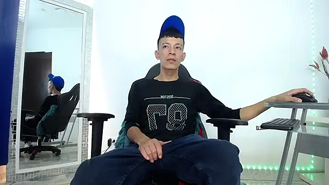 Favel Gomez7 online show from December 11, 2024, 1:49 pm