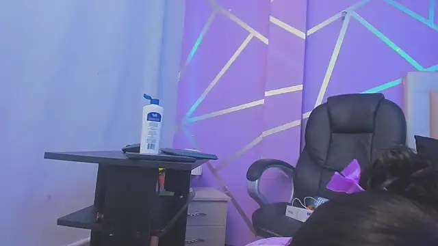 Queenjenn   online show from February 25, 2025, 10:20 pm